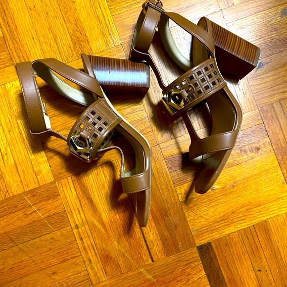 Michael Kors sandals 3 inch heels worn twice size 8.5 caramel color - Picture 6 of 6